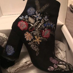 Olivia Miller floral bootie. NWOT.size 5.5